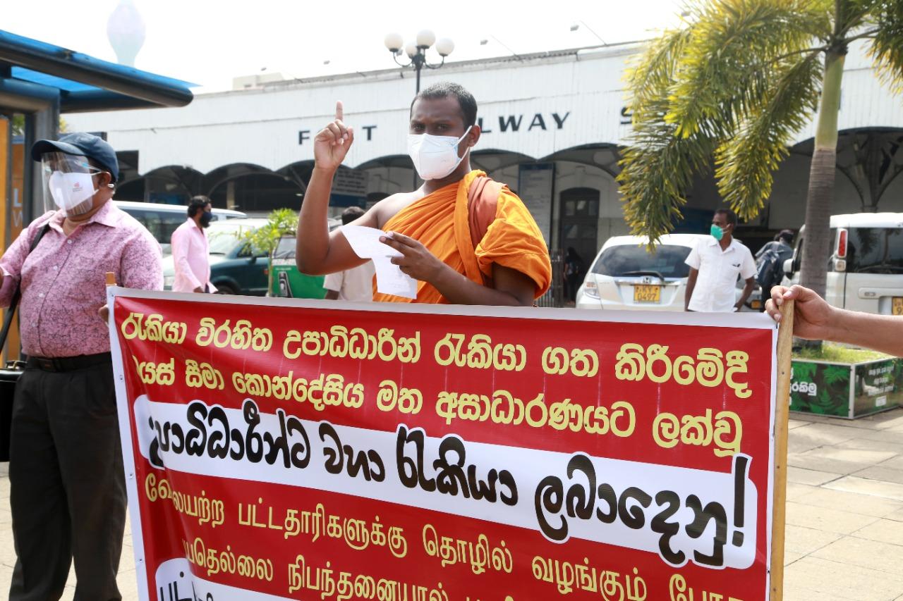 Unemployed graduates protests in front of the Colombo Fort Station 