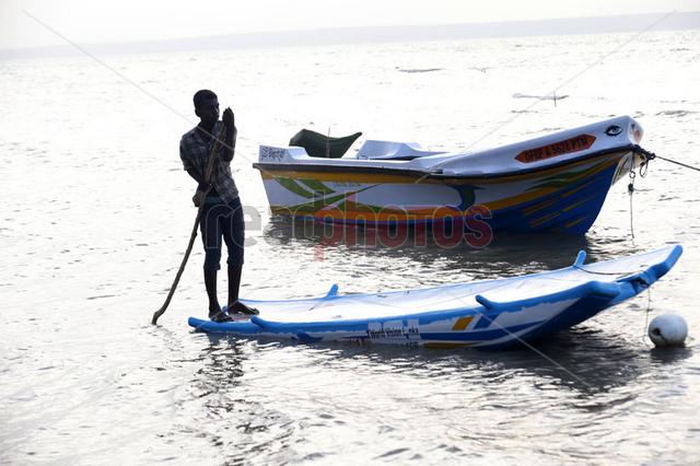 Sri Lankan boy riding a boat - Read Photos