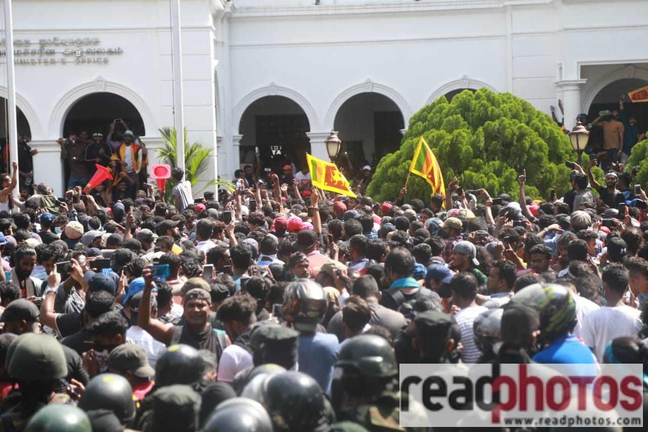protesters take over the pms office
