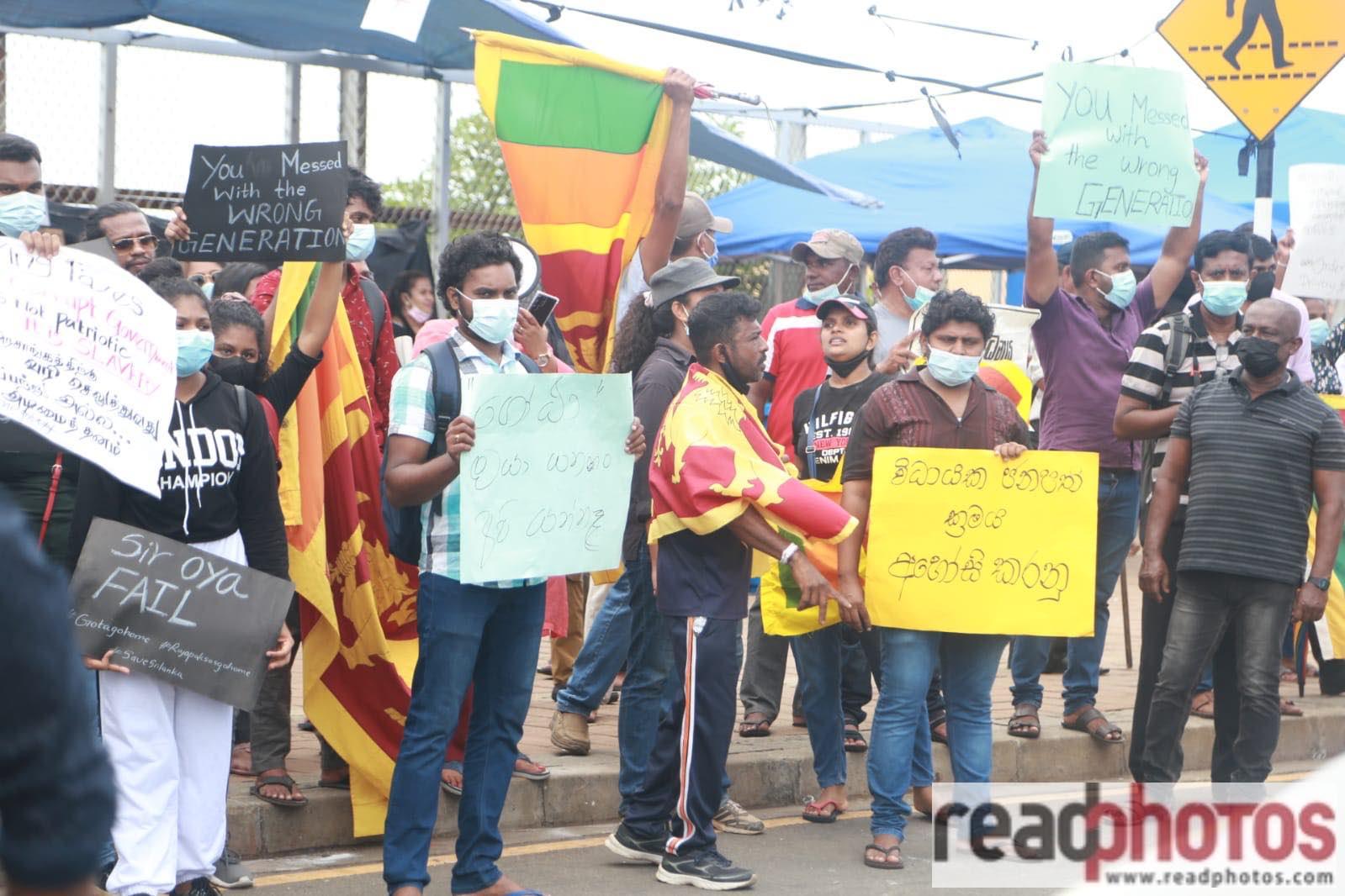 People protest against the current government - 11.04.2022 - Read Photos