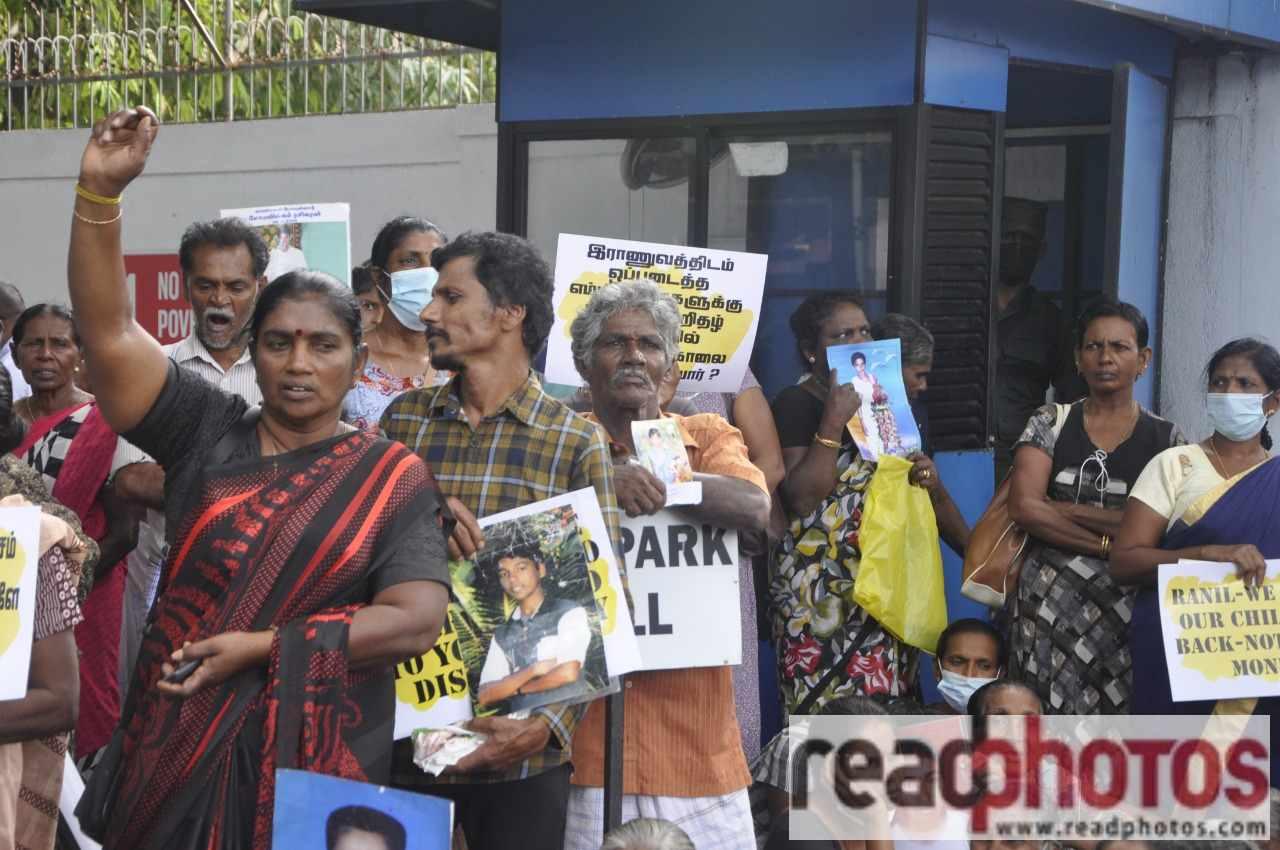 Protest in front of the UN office in Colombo 2022/10/17 - Read Photos