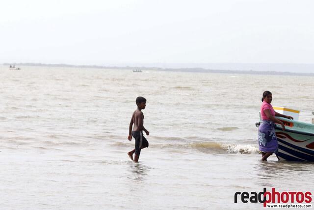 Little boy collecting flood rations, Sri Lanka (4) - Read Photos