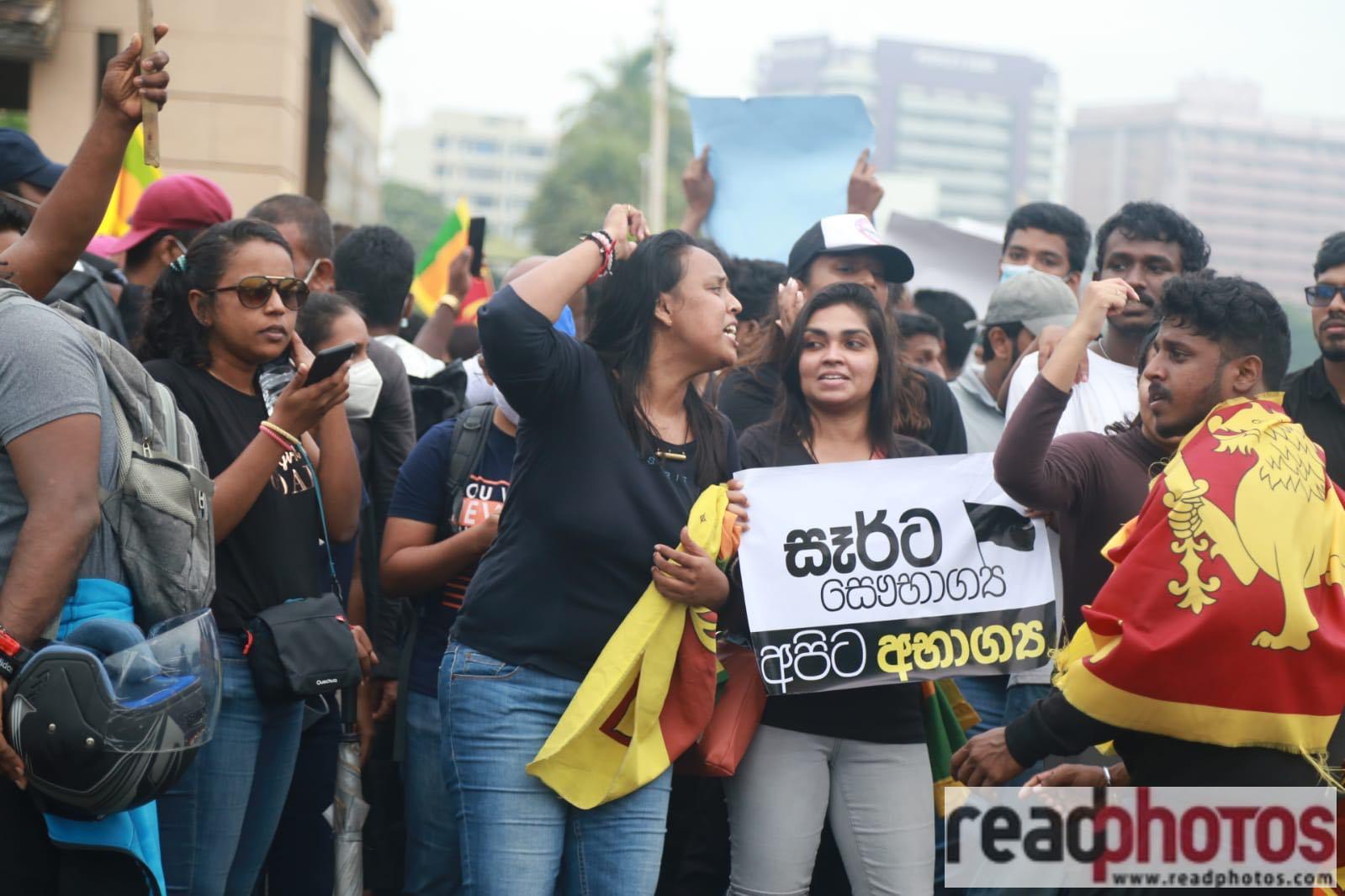 Sri Lankans protests against the government - Galle Face 10.04.2022 - Read Photos