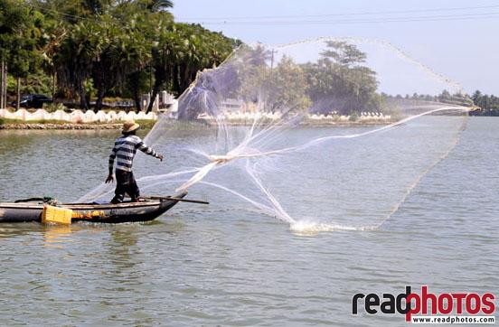 Fisherman with a net, Sri Lanka - Read Photos