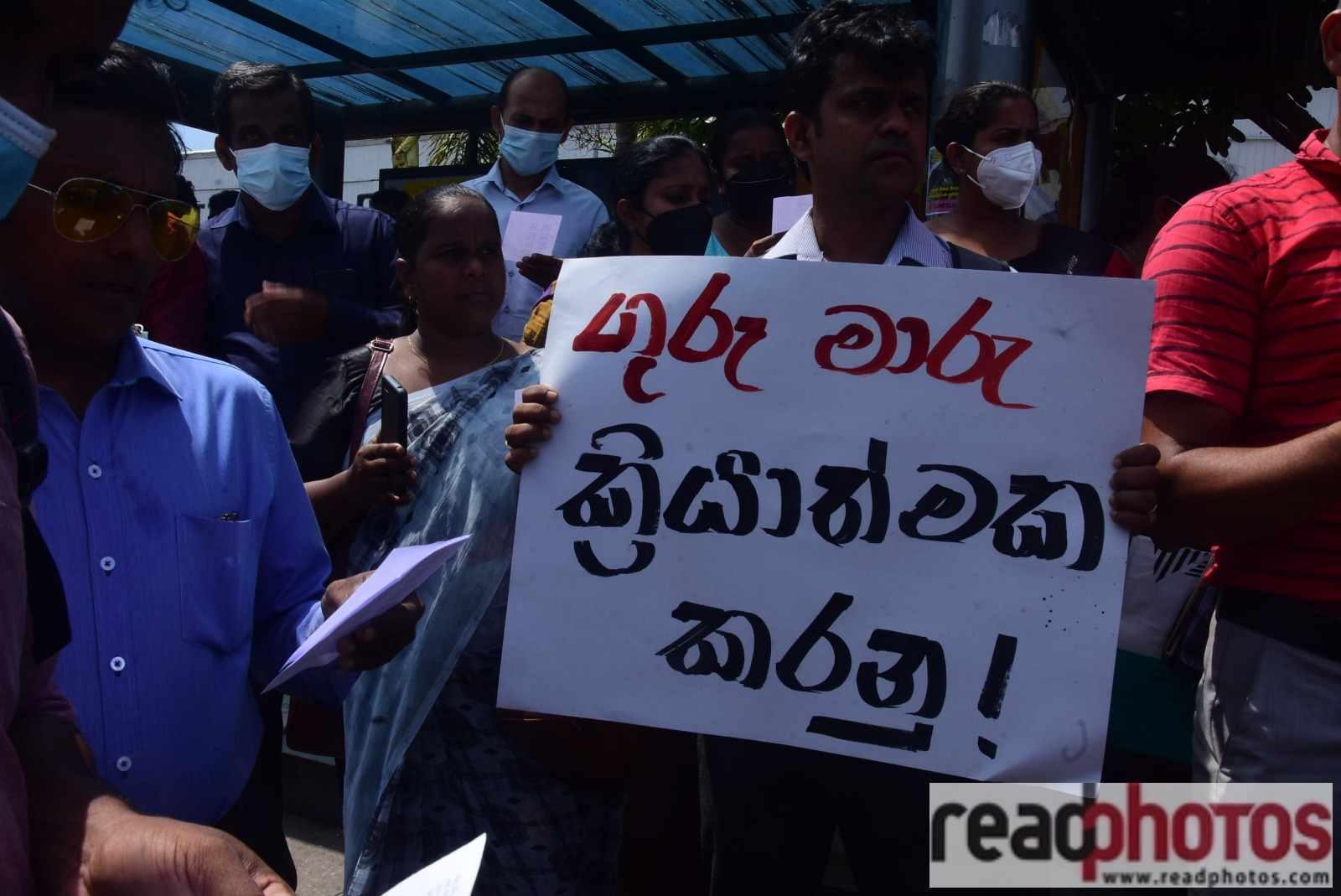 Teachers are protesting in front of the Colombo Fort Railway Station - Read Photos