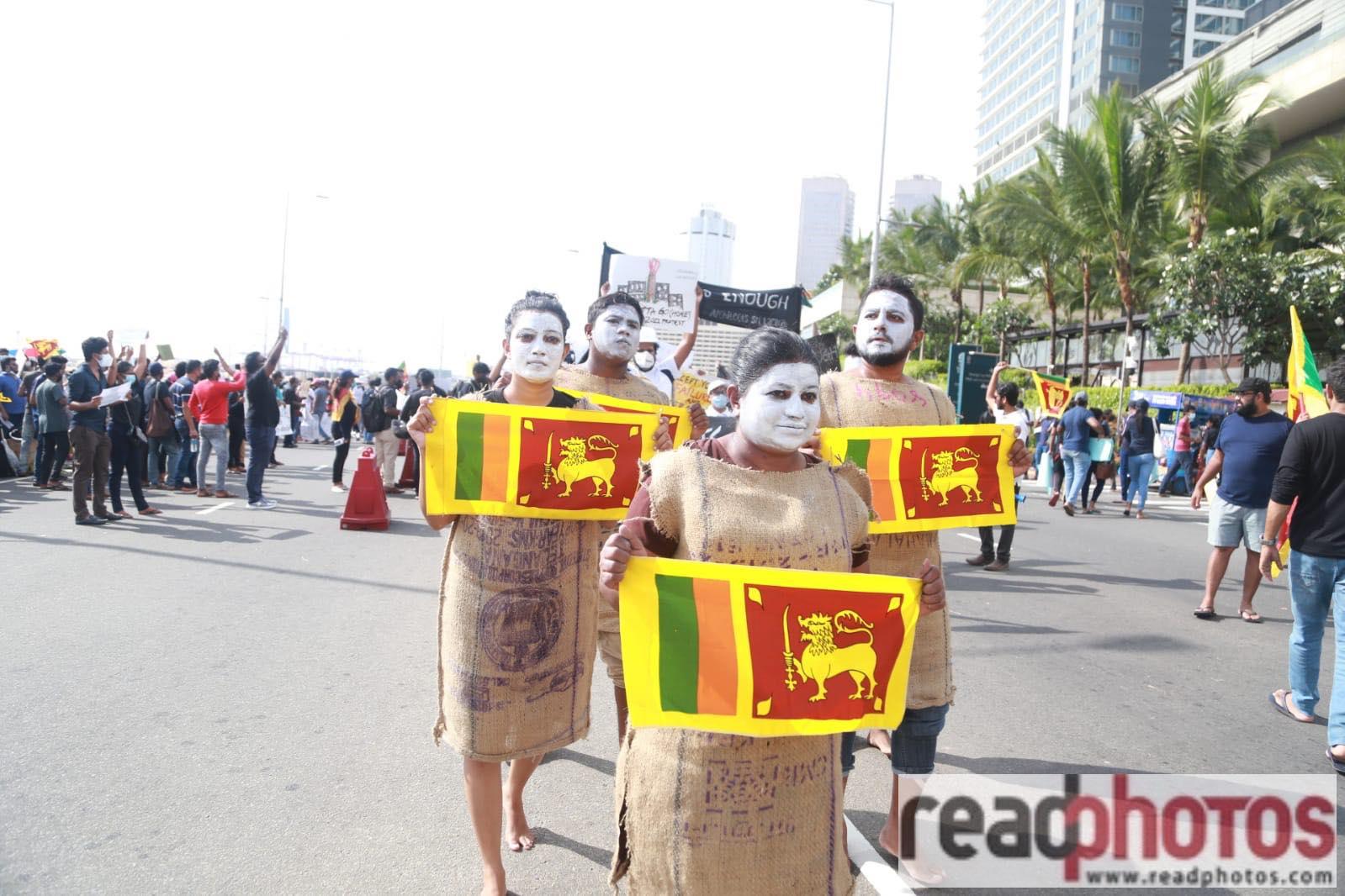 Protests against government at Galle Face Green - 09.04.2022 - Read Photos