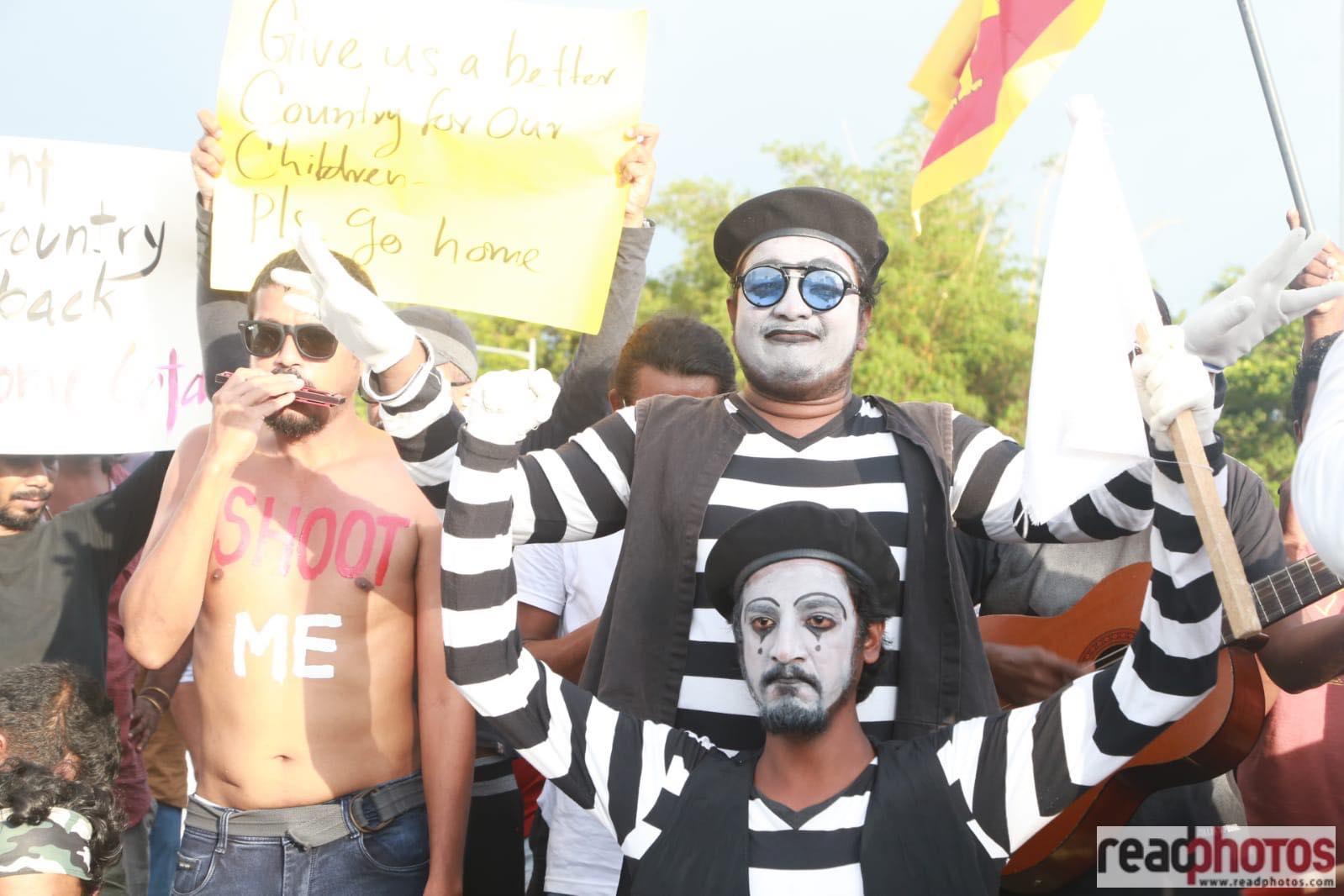 Sri Lankans protests against the government - 07.04.2022 - Read Photos