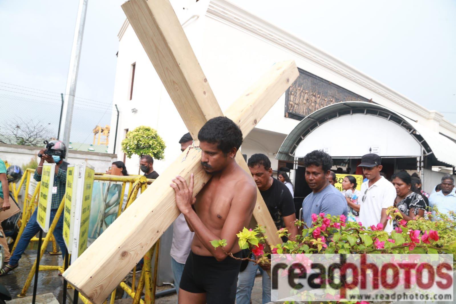 Jehan Appuhami carries a cross from Katuwapitiya to GalleFace in memory of Easter Attack Victims - Read Photos