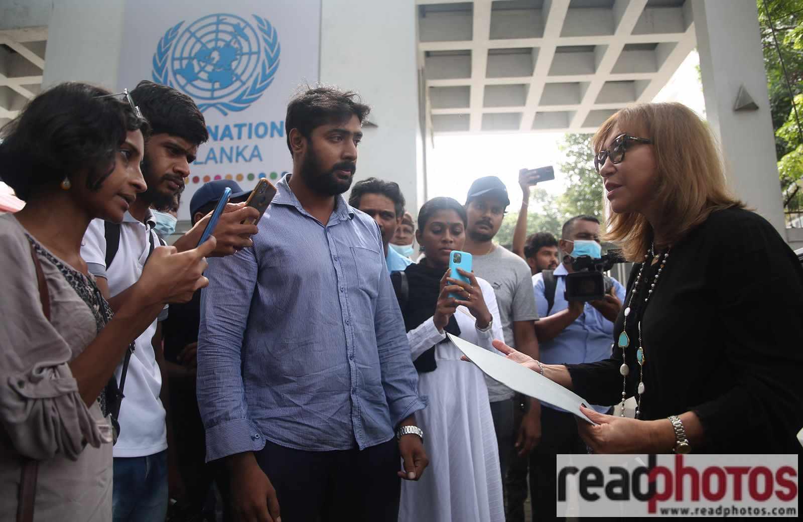 UN envoy speaks to protesters near Colombo office 2022/11/11