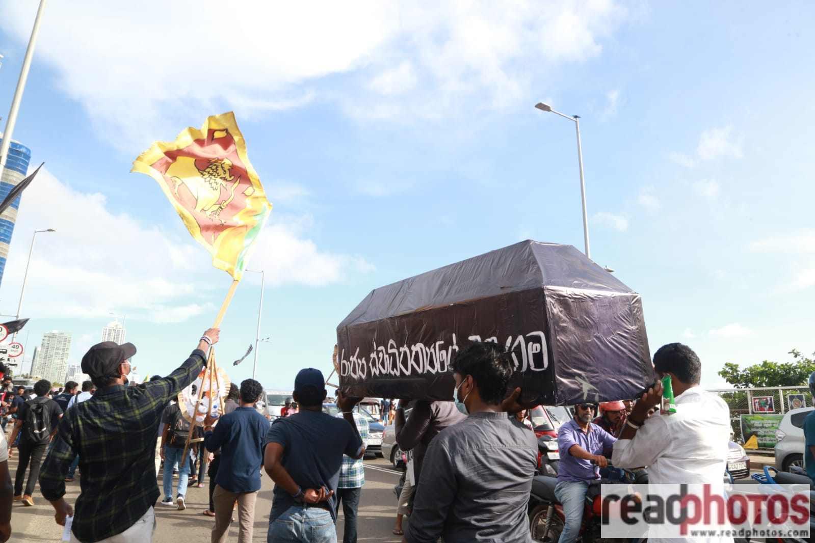 Student Union of the Wayamba University marches from the Fort Station to the Galle Face Protest  - Read Photos