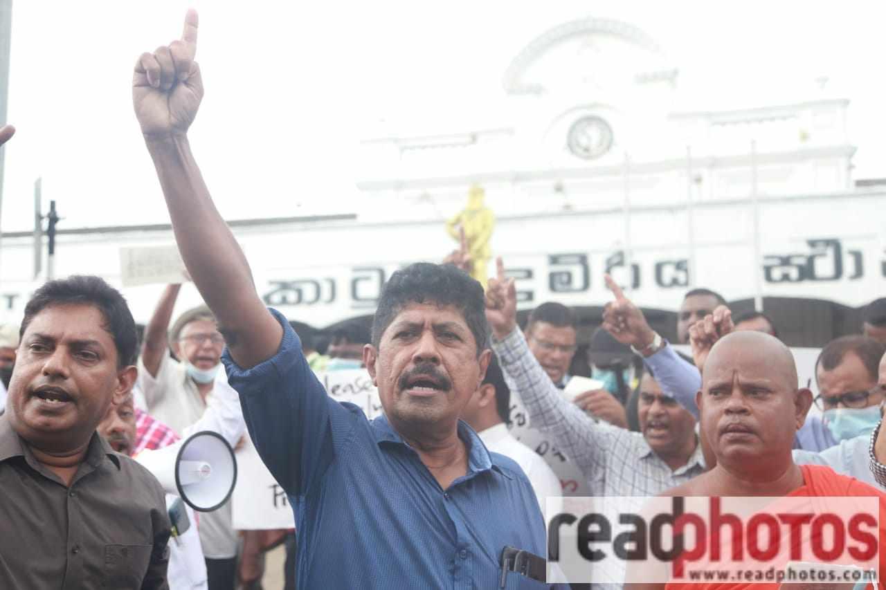 Teachers are protesting in front of the Colombo Fort Railway Station