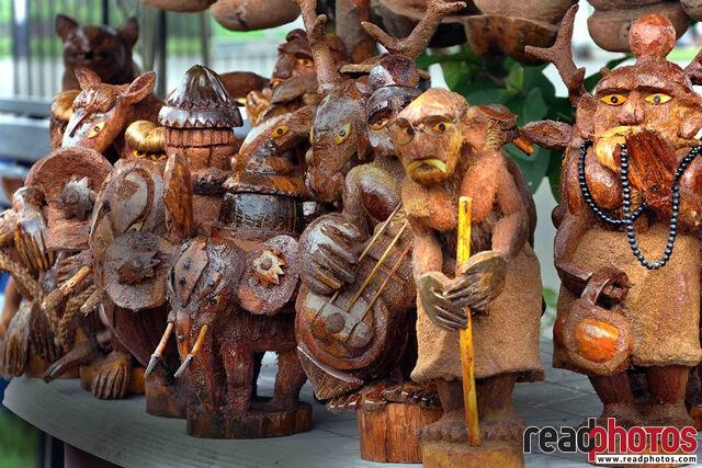 Ornaments made form coconut shells, Sri Lanka  - Read Photos